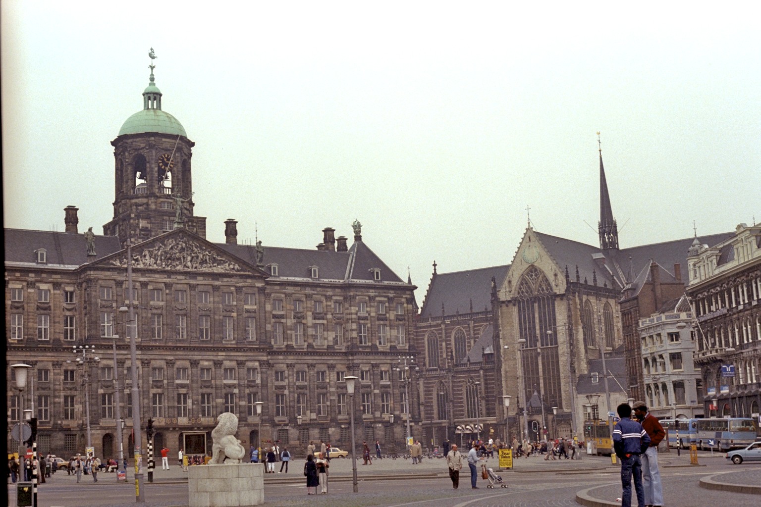 Koninklijk Paleis vinstra megin & Nieuwe Kerk hægra megin