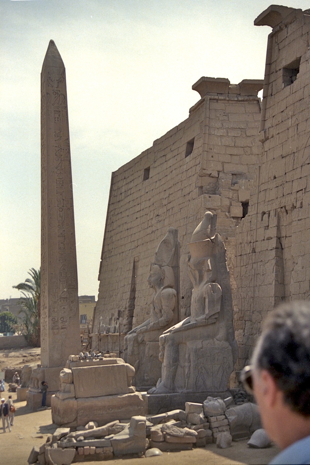 Einsteinungur og Ramses II styttur framan við Luxor musterið